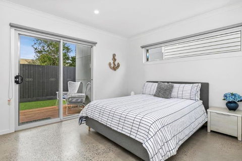 CASA EMEC- PETS WELCOME Luxury, Aircon, Walk To The Shops And Beach! Outdoor Shower And Garage Parking - Kingaroy Accommodation 3