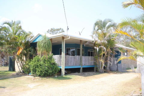 CASTAWAY BEACH HOUSE- NO Parties - NO Pets - Kingaroy Accommodation 0