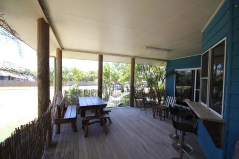 CASTAWAY BEACH HOUSE- NO Parties - NO Pets - Kingaroy Accommodation 3