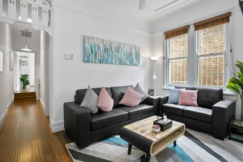 COOGEE BEACH HOUSE-100m To The Beach-courtyard-AC - Kingaroy Accommodation 0