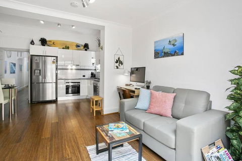 COOGEE BEACH HOUSE-100m To The Beach-courtyard-AC - Kingaroy Accommodation 2