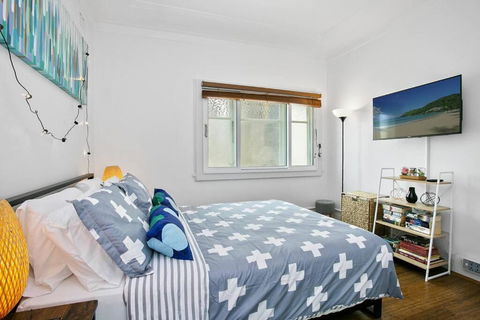 COOGEE BEACH HOUSE-100m To The Beach-courtyard-AC - Kingaroy Accommodation 1