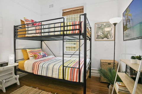 COOGEE BEACH HOUSE-100m To The Beach-courtyard-AC - Kingaroy Accommodation 3