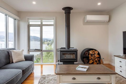 Derwent River Cottage - Tranquil Waterfront Living - Kingaroy Accommodation 3