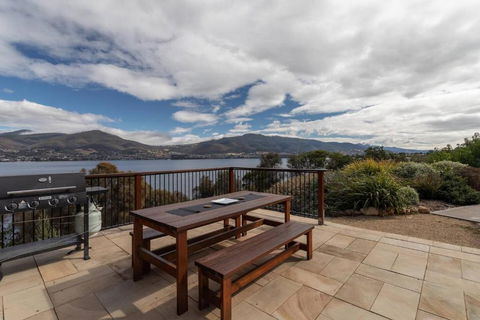 Derwent River Cottage - Tranquil Waterfront Living - Kingaroy Accommodation 2
