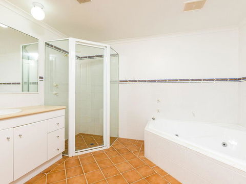 3 'Peninsula Waters', 2-4 Soldiers Point Rd - Beautiful Air Conditioned Unit With Pool, Lift & WIFI - Kingaroy Accommodation 1