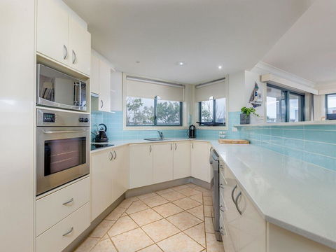 3 'Peninsula Waters', 2-4 Soldiers Point Rd - Beautiful Air Conditioned Unit With Pool, Lift & WIFI - Kingaroy Accommodation 3