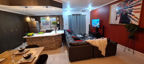 3 BEDROOM CITY ESCAPE - CHAMPAGNE STAYS Darwin - Kingaroy Accommodation 1