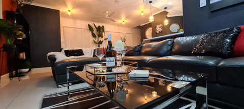 3 BEDROOM CITY ESCAPE - CHAMPAGNE STAYS Darwin - Kingaroy Accommodation 0