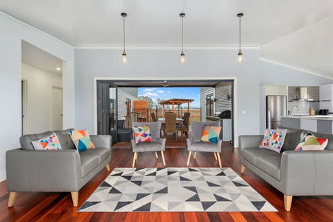 3 WISE MONKEYS, MANSFIELD - Kingaroy Accommodation 3