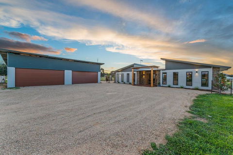 3 WISE MONKEYS, MANSFIELD - Kingaroy Accommodation 2