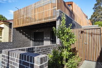 3-Bed House With Rooftop and Parking Near Yarra Park