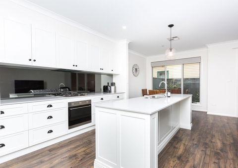4 Bedroom Inner City Townhouse - SLEEPS 9 !! - Kingaroy Accommodation 1