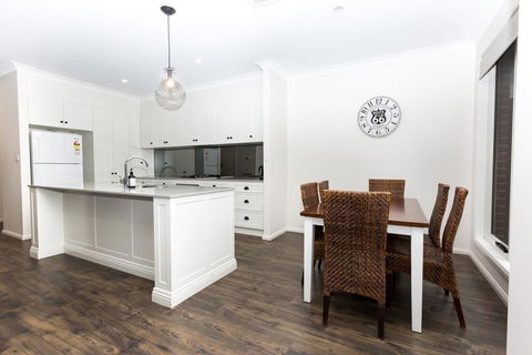 4 Bedroom Inner City Townhouse - SLEEPS 9 !! - Kingaroy Accommodation 3