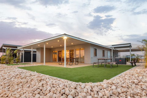 4 Corella Court - Brand New Magnificent Marina Home With Wi-Fi - Kingaroy Accommodation 0