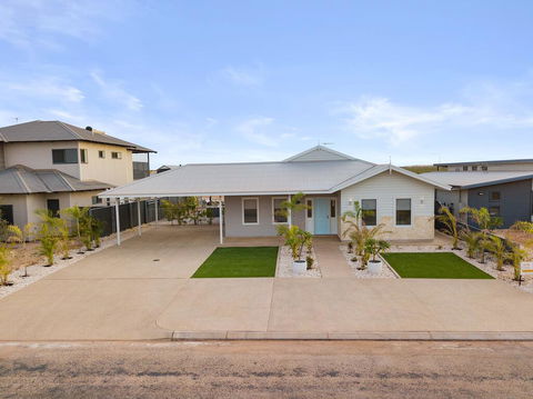 4 Corella Court - Brand New Magnificent Marina Home With Wi-Fi - Kingaroy Accommodation 2