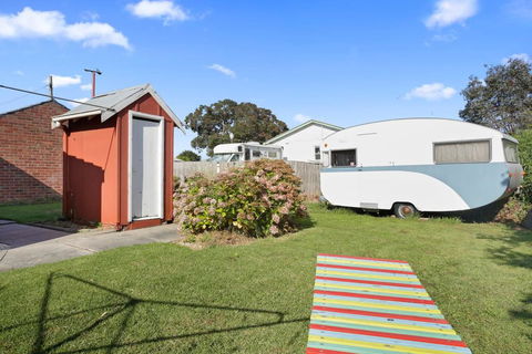 4 MONTROSE AVE - Retro Home In The Heart Of Town - Kingaroy Accommodation 3