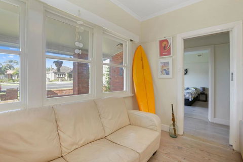 4 MONTROSE AVE - Retro Home In The Heart Of Town - Kingaroy Accommodation 1