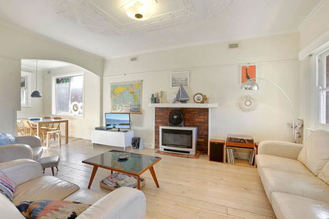 4 MONTROSE AVE - Retro Home In The Heart Of Town - Kingaroy Accommodation 0