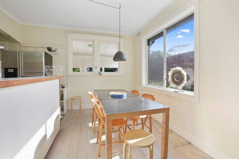 4 MONTROSE AVE - Retro Home In The Heart Of Town - Kingaroy Accommodation 2