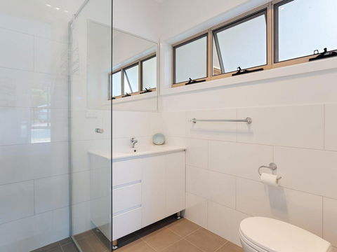 5 Bent Street - Huge House With Foxtel & Aircon - Kingaroy Accommodation 2