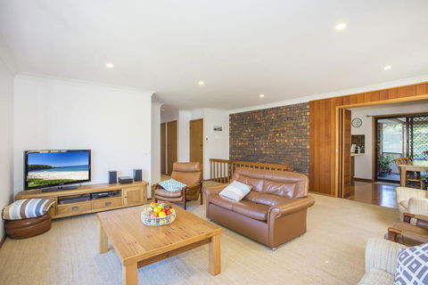 57 Carroll Ave Mollymook Beach - Relaxed Homely Retreat - Kingaroy Accommodation 2