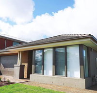5Bed 2Bath Family House in Werribee - Kingaroy Accommodation