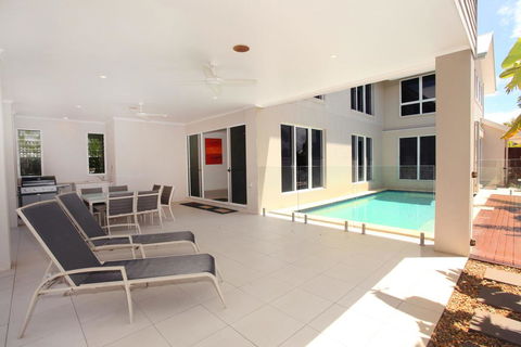 60 Beachway Parade, Marcoola, 500 BOND, Linen Supplied - Kingaroy Accommodation 2