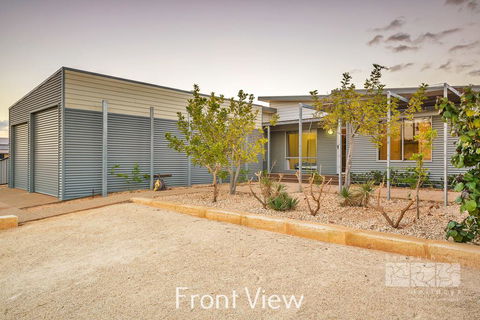 78 Madaffari Drive - PRIVATE JETTY And Pool - Kingaroy Accommodation 3