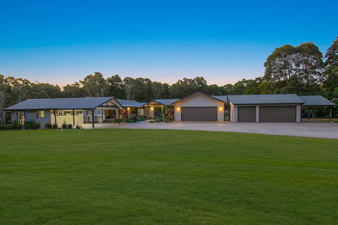 A PERFECT STAY - Lennox Unique Coastal Retreat - Kingaroy Accommodation 2