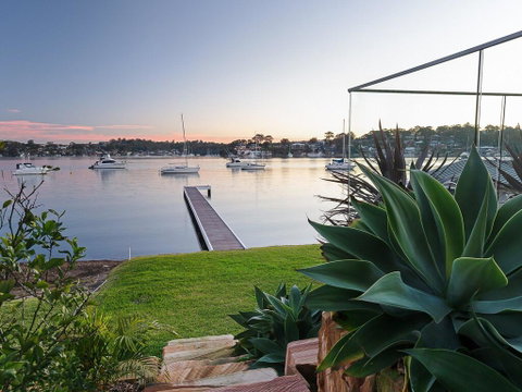 Absolute Waterfront Lakehouse Fishing Point Waterfront Pool Jetty - Kingaroy Accommodation 2