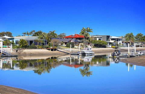 Fabulous Canal-front Unit In Mooloolaba - Kingaroy Accommodation 1