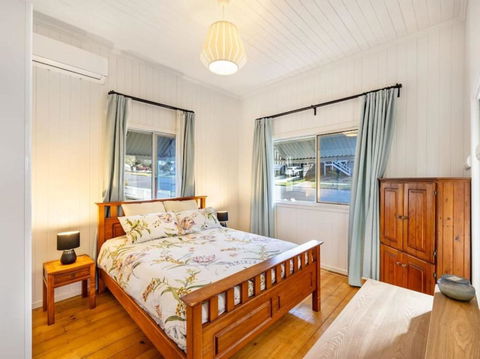 Family Friendly Cozy 4BR House At Annerley - Kingaroy Accommodation 3