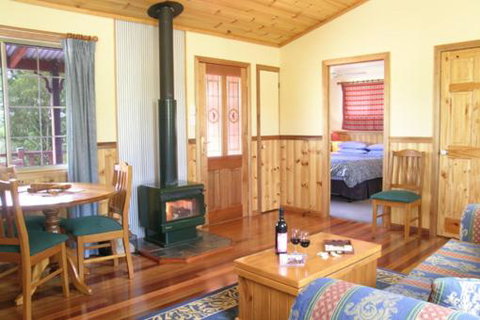 Fergies Hill Spa Cottage @ Granite Ridge Wines - Kingaroy Accommodation 3