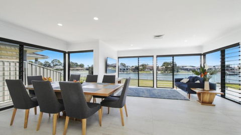 FLOATING ON THE CANALS - 80 COMMODORE CRES - Kingaroy Accommodation 1