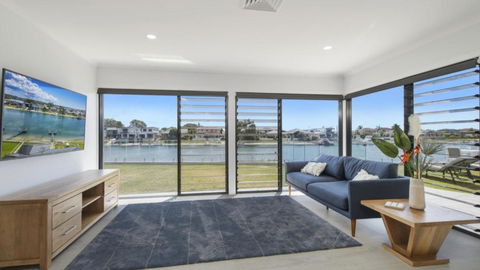 FLOATING ON THE CANALS - 80 COMMODORE CRES - Kingaroy Accommodation 2