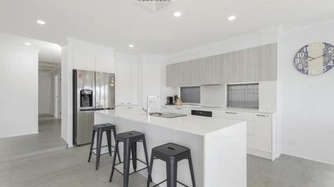 FLOATING ON THE CANALS - 80 COMMODORE CRES - Kingaroy Accommodation 3