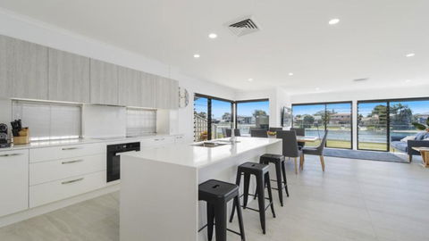 FLOATING ON THE CANALS - 80 COMMODORE CRES - Kingaroy Accommodation 4