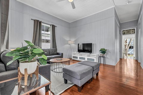 Gabba Central House 3BR2Bath Pets - Kingaroy Accommodation 2