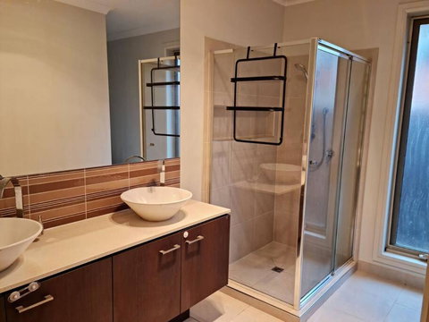 Generous 4 Bedroom Home Close To Park And Shops - Kingaroy Accommodation 2