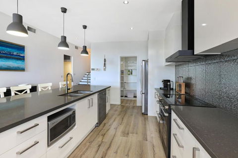 GEORGE8- THE ULTIMATE, FAMILY BEACH HOUSE! - Kingaroy Accommodation 4