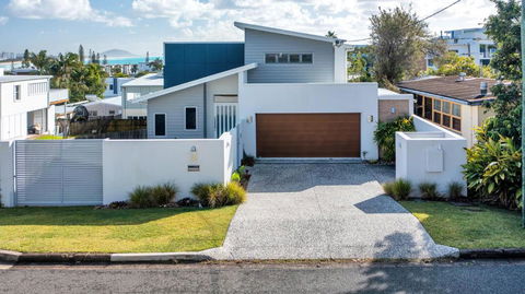 GEORGE8- THE ULTIMATE, FAMILY BEACH HOUSE! - Kingaroy Accommodation 0