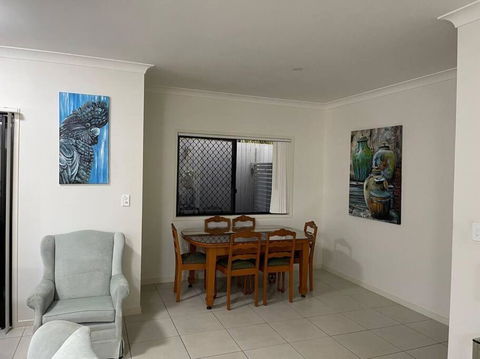 Georgina Townhouse - Kingaroy Accommodation 3