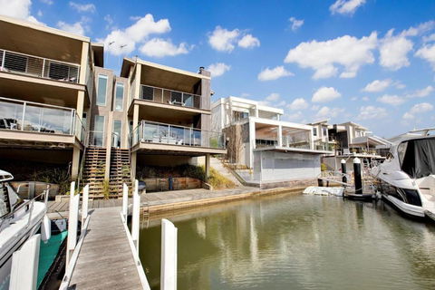 Gippsland Lakehouse A - Kingaroy Accommodation 1