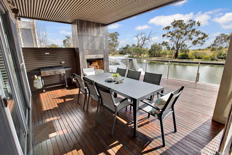 Gippsland Lakehouse A - Kingaroy Accommodation 2