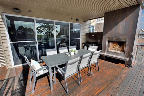 Gippsland Lakehouse A - Kingaroy Accommodation 3