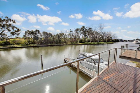Gippsland Lakehouse A - Kingaroy Accommodation 4
