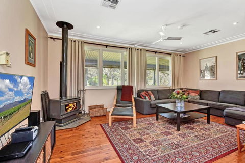 Glandore Vineyard Homestead. Home To A Onsite Cellar Door - Kingaroy Accommodation 3