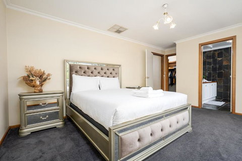 Glenroy Retreat With Pool, Gaming Room & Theater - Kingaroy Accommodation 3