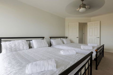 Gold Coast Theme Parks With A Pool - Kingaroy Accommodation 3